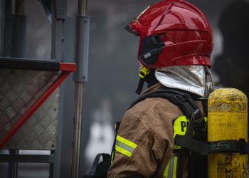 Pożar w Mielcu: Sześć zastępów straży walczyło z ogniem na poddaszu