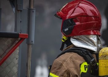 Pożar w&nbsp;Mielcu: Sześć zastępów straży walczyło z&nbsp;ogniem na&nbsp;poddaszu