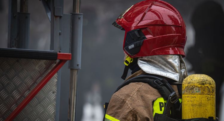 Pożar w&nbsp;Mielcu: Sześć zastępów straży walczyło z&nbsp;ogniem na&nbsp;poddaszu