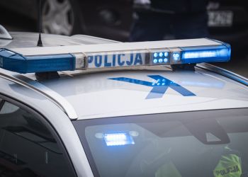 Samochód uderzył w bariery. Jedna osoba została ranna