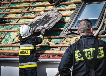Nocny pożar domu w Ułazowie. Cztery osoby trafiły do szpitala