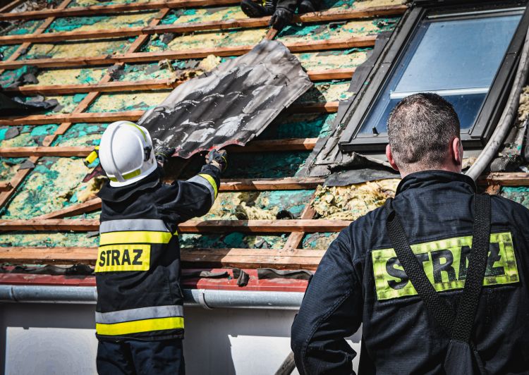 Nocny pożar domu w Ułazowie. Cztery osoby trafiły do szpitala