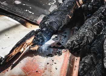 Nocna akcja gaszenia pożaru budynku usługowo-gastronomicznego w Bukowsku