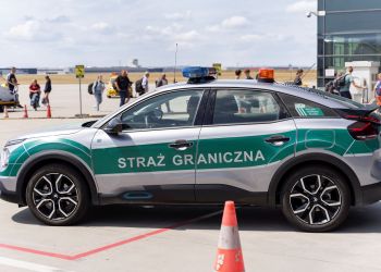 Służby na lotnisku w Jasionce postawione na nogi przez roztargnionych turystów