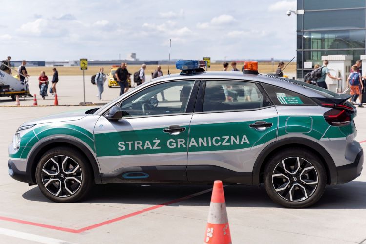 Służby na lotnisku w Jasionce postawione na nogi przez roztargnionych turystów