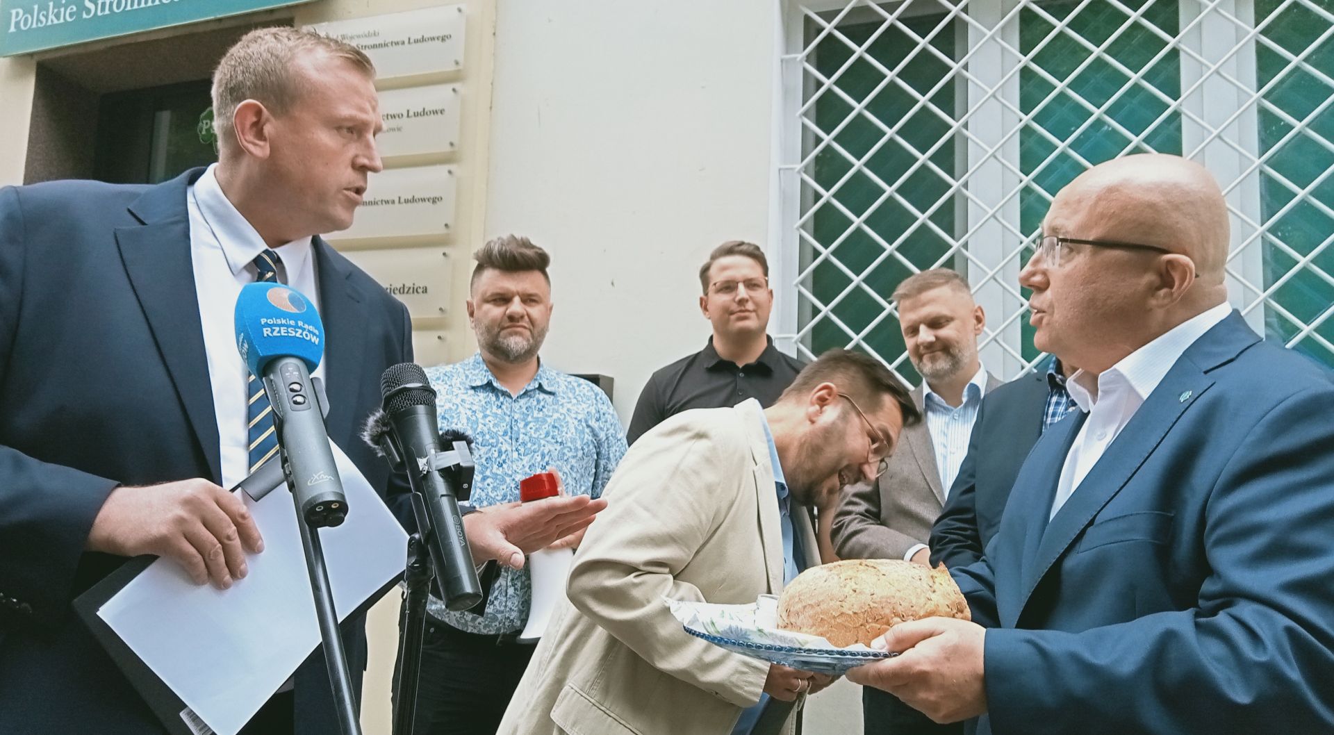 Awantura i utarczki słowne między działaczami Konfederacji i PSL-u [ZDJĘCIA]