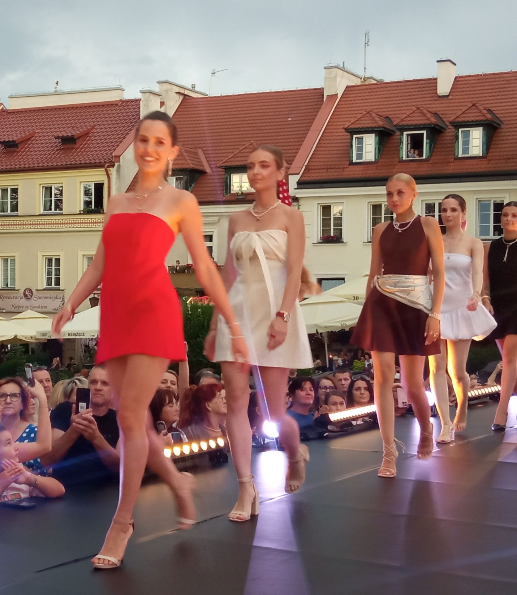 Projektanci z całej Polski zjechali na Nadwiślański Fashion Week w Sandomierzu 3 - Polskie Radio Rzeszów Projektanci z całej Polski zjechali na Nadwiślański Fashion Week w Sandomierzu - Polskie Radio Rzeszów