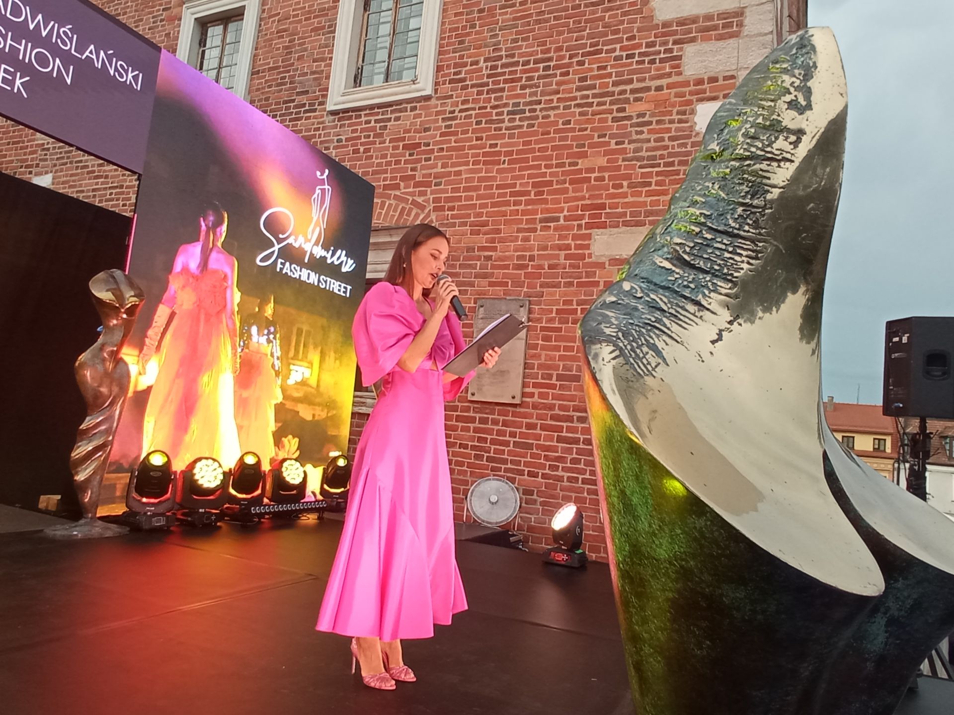 Projektanci z całej Polski zjechali na Nadwiślański Fashion Week w Sandomierzu 4 - Polskie Radio Rzeszów Projektanci z całej Polski zjechali na Nadwiślański Fashion Week w Sandomierzu - Polskie Radio Rzeszów