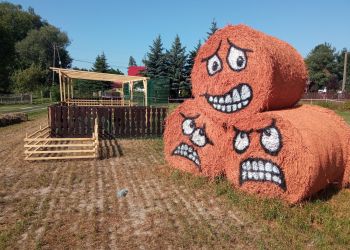 Witacze ze słomy w Wampierzowie – kreatywna promocja wsi na dożynki [ZDJĘCIA]