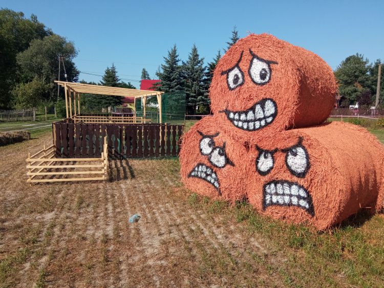 Witacze ze słomy w Wampierzowie – kreatywna promocja wsi na dożynki [ZDJĘCIA]