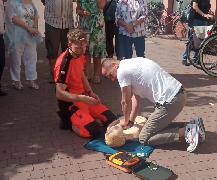 Pierwszy ogólnodostępny defibrylator AED zainstalowano w Tarnobrzegu - Polskie Radio Rzeszów