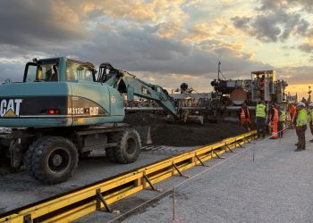 Rozpoczyna się ostatni etap przebudowy drogi startowej na podrzeszowskim lotnisku [ZDJĘCIA]