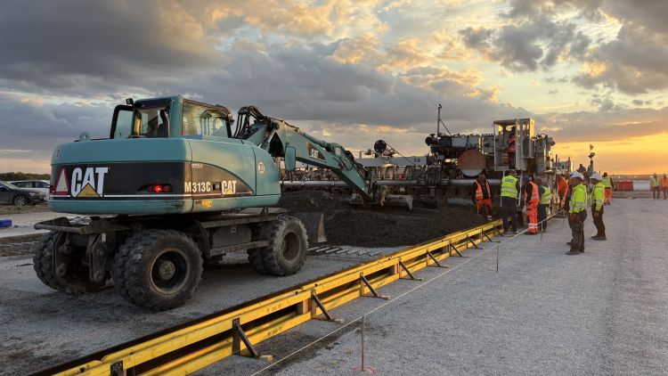 Rozpoczyna się ostatni etap przebudowy drogi startowej na podrzeszowskim lotnisku [ZDJĘCIA]