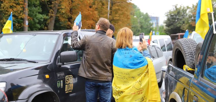 Wolontariusze z krajów bałtyckich we Lwowie. Przekazali samochody ukraińskim żołnierzom