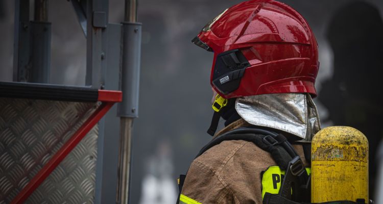 Pożar garażu w Zadąbrowiu pod Przemyślem. Cztery zastępy straży w akcji 1 - Polskie Radio Rzeszów Nocny pożar dzikiego wysypiska śmieci w Uhercach Mineralnych w powiecie leskim