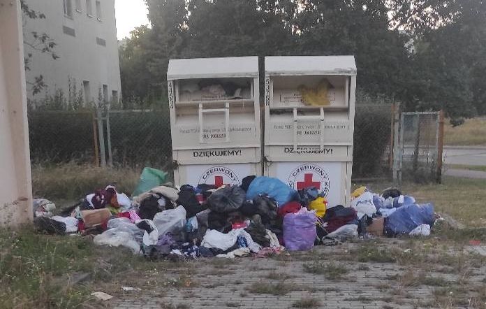 Koniec problemu z walającymi się ubraniami. Mielec będzie miał nowe pojemniki na odzież używaną 8 - Polskie Radio Rzeszów Koniec problemu z walającymi się ubraniami. Mielec będzie miał nowe pojemniki na odzież używaną