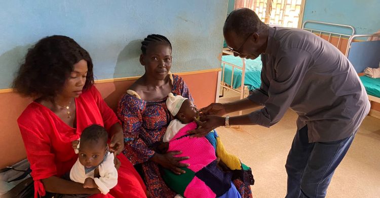 Polscy lekarze będą ratować życie maluchów w Afryce. Rzeszowska fundacja zbiera pieniądze na zakup sprzętu medycznego