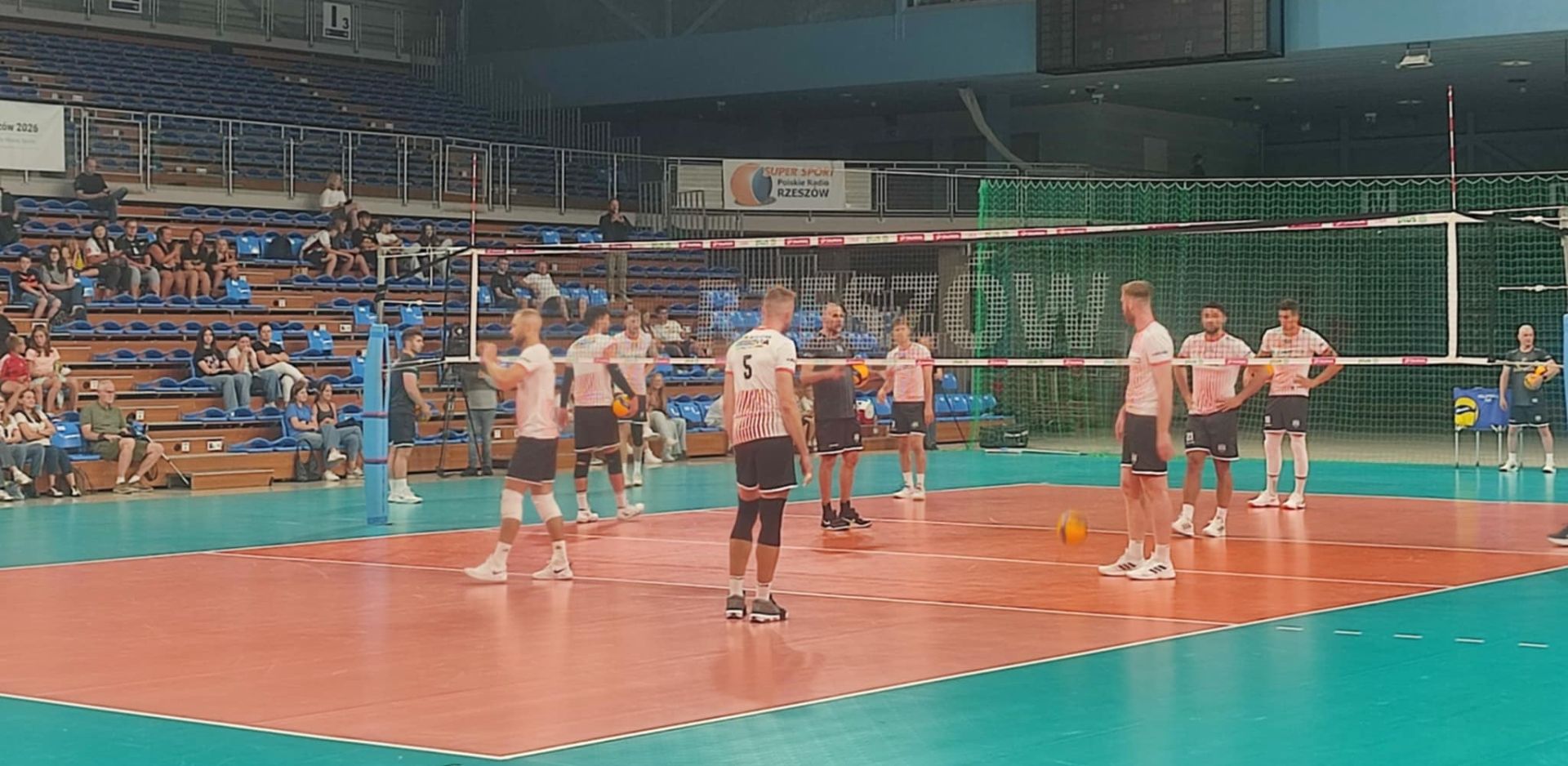 Kilkuset kibiców na otwartym treningu siatkarzy Asseco Resovii 2 - Polskie Radio Rzeszów Kilkuset kibiców na otwartym treningu siatkarzy Asseco Resovii - Polskie Radio Rzeszów