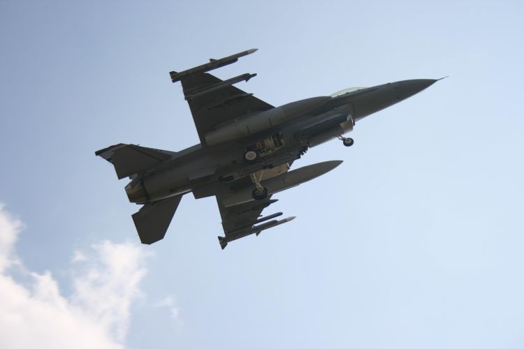 Śledczy wciąż pracują na lotnisku, gdzie doszło do katastrofy F-16