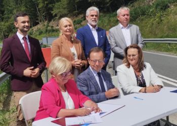 W Cisnej podpisano umowę na rozbudowę drogi i zabezpieczenie osuwiska