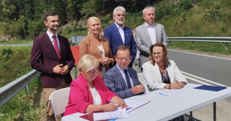 W Cisnej podpisano umowę na rozbudowę drogi i zabezpieczenie osuwiska