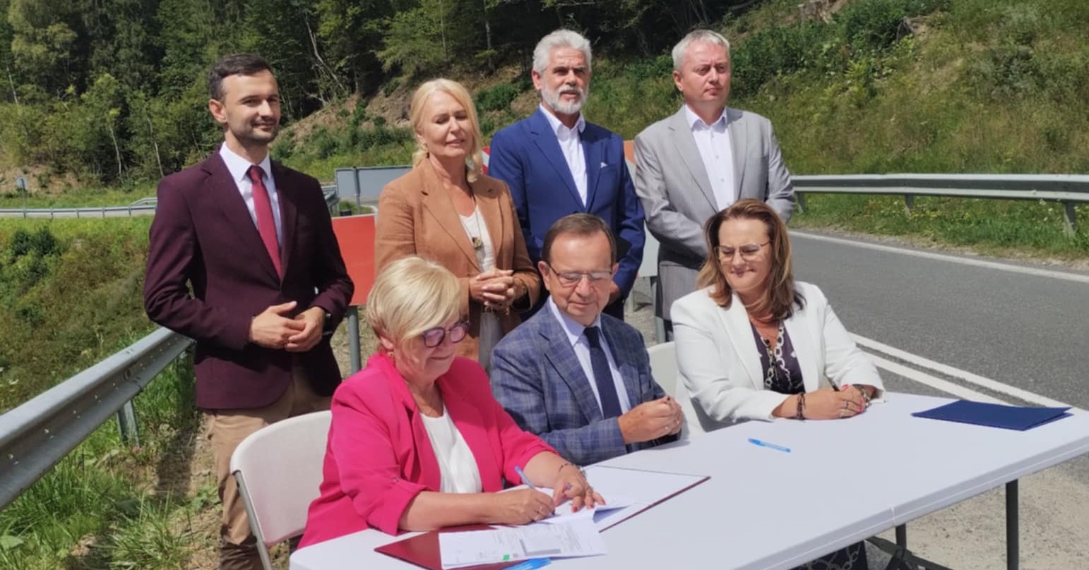 W Cisnej podpisano umowę na rozbudowę drogi i zabezpieczenie osuwiska