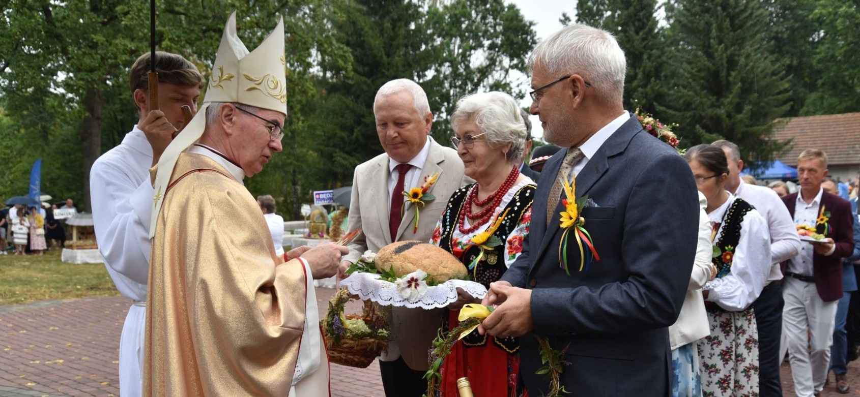 Około 70 delegacji parafialnych wzięło udział w dożynkach diecezji rzeszowskiej 7 - Polskie Radio Rzeszów Około 70 delegacji parafialnych wzięło udział w dożynkach diecezji rzeszowskiej