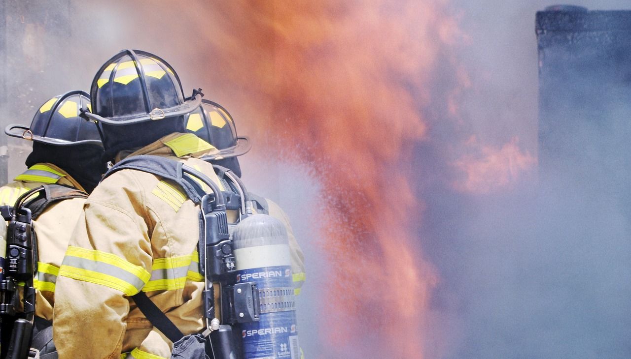 Pożar budynku w Krośnie. Wewnątrz przebywały osoby bezdomne