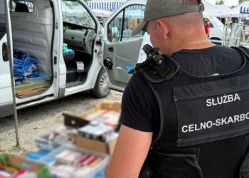 Podrobiona odzież i kosmetyki na bazarach w Rzeszowie i Stalowej Woli. Przejęła je KAS