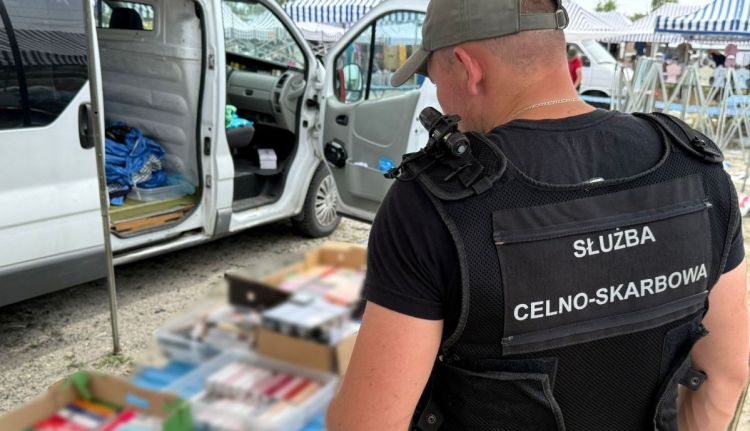 Podrobiona odzież i kosmetyki na bazarach w Rzeszowie i Stalowej Woli. Przejęła je KAS