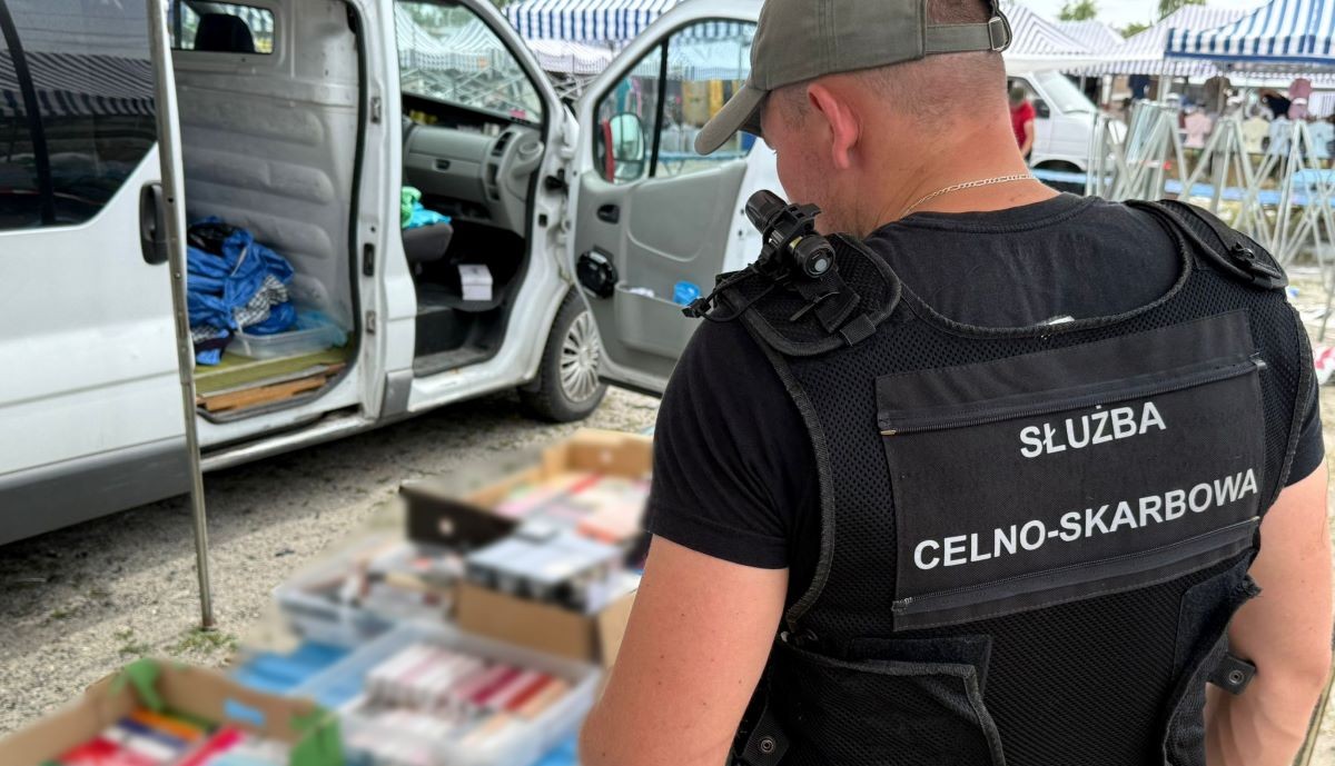 Podrobiona odzież i kosmetyki na bazarach w Rzeszowie i Stalowej Woli. Przejęła je KAS