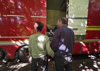 Mieszkają w tirze przy jednej z głównych ulic Rzeszowa. Jak pomóc osobom w kryzysie bezdomności?