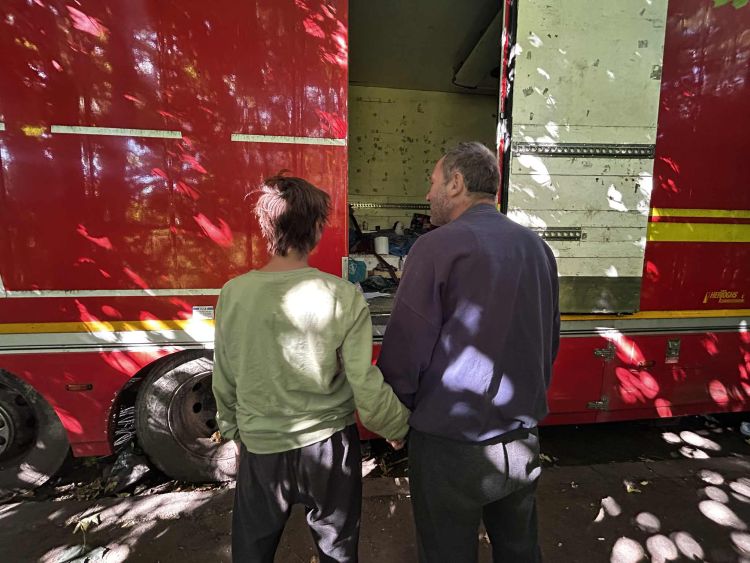 Mieszkają w tirze przy jednej z głównych ulic Rzeszowa. Jak pomóc osobom w kryzysie bezdomności?