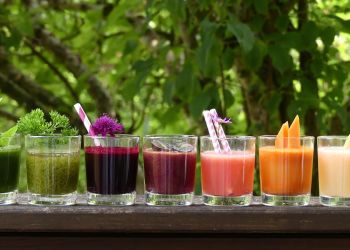 Podczas upałów trudno uzupełnić płyny samą wodą, warto sięgać po soki i owoce