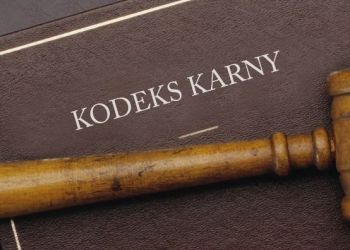 8 osób oskarżonych o wyłudzenie prawie 1,5 miliona złotych metodą „na policjanta”