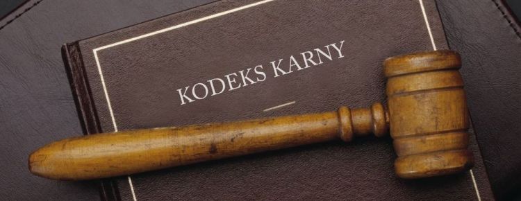 8 osób oskarżonych o wyłudzenie prawie 1,5 miliona złotych metodą „na policjanta”