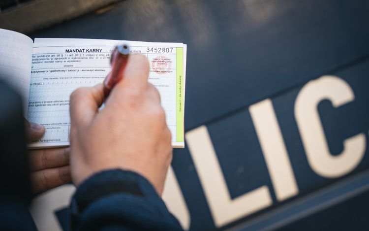 Tysiąc złotych mandatu dla 18-latka za przewożenie pasażerki na hulajnodze i wyprzedzanie na przejściu
