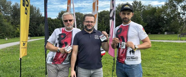 Prezentacja medalu II Rzeszowskiego Biegu Pamięci Powstania Warszawskiego