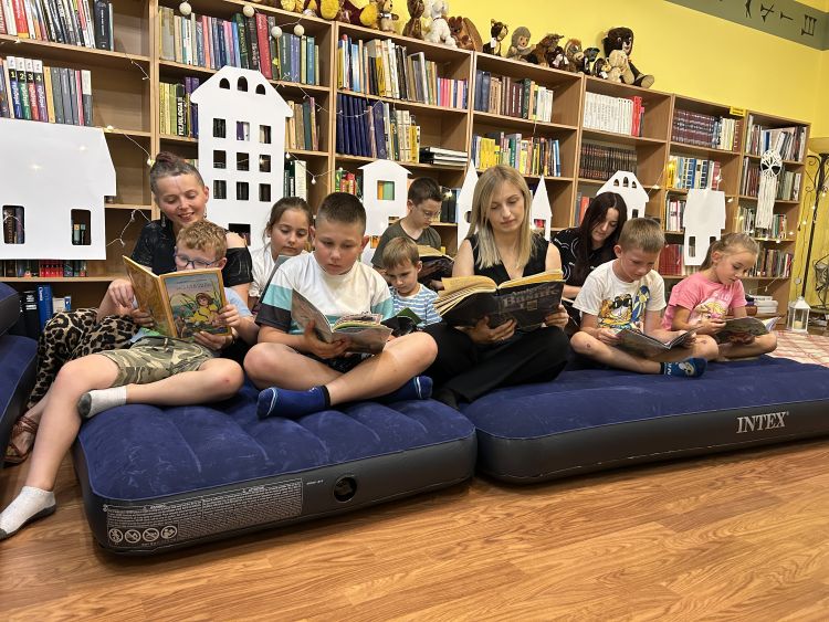 „Nocowanka” w cieszanowskiej bibliotece. Najmłodsi czytali bajki do białego rana