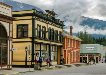 Szef MSZ Rosji Siergiej Ławrow przybył do hotelu na Alasce w swetrze z napisem „ZSRR”