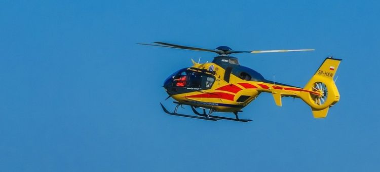 Auto wpadło do potoku. Lądował śmigłowiec LPR