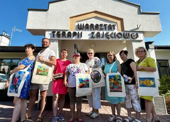 Torby i torebki z haftem – nowe dzieła uczestników WTZ przy Załęskiej w Rzeszowie