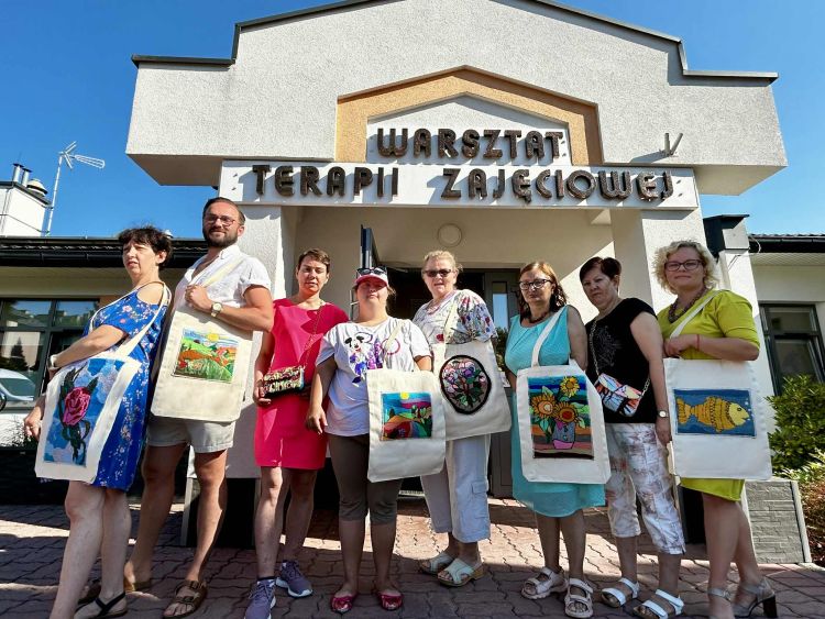 Torby i torebki z haftem – nowe dzieła uczestników WTZ przy Załęskiej w Rzeszowie