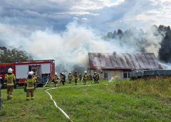 Pożar budynku mieszkalnego – z ogniem walczyło 11 zastępów straży pożarnej