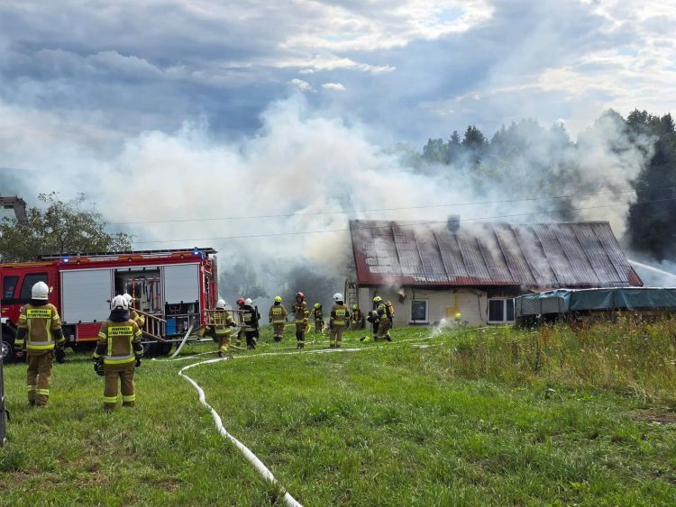 Pożar budynku mieszkalnego – z ogniem walczyło 11 zastępów straży pożarnej