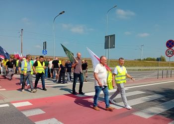 Rolnicy mają dosyć i blokują drogę w Medyce [ZDJĘCIA]