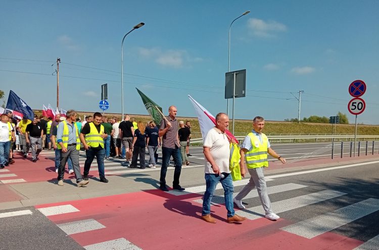 Rolnicy mają dosyć i blokują drogę w Medyce [ZDJĘCIA]