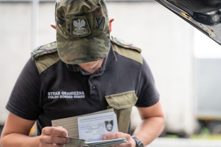 Walka z nielegalnym pobytem. Straż Graniczna wykryła fałszywe stemple w paszportach 1 - Polskie Radio Rzeszów Walka z nielegalnym pobytem. Straż Graniczna wykryła fałszywe stemple w paszportach