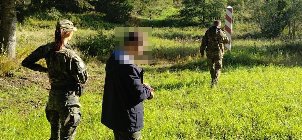 Dwóch Ukraińców przeszło granicę pieszo, kolejnych dwoje zatrzymano w busie
