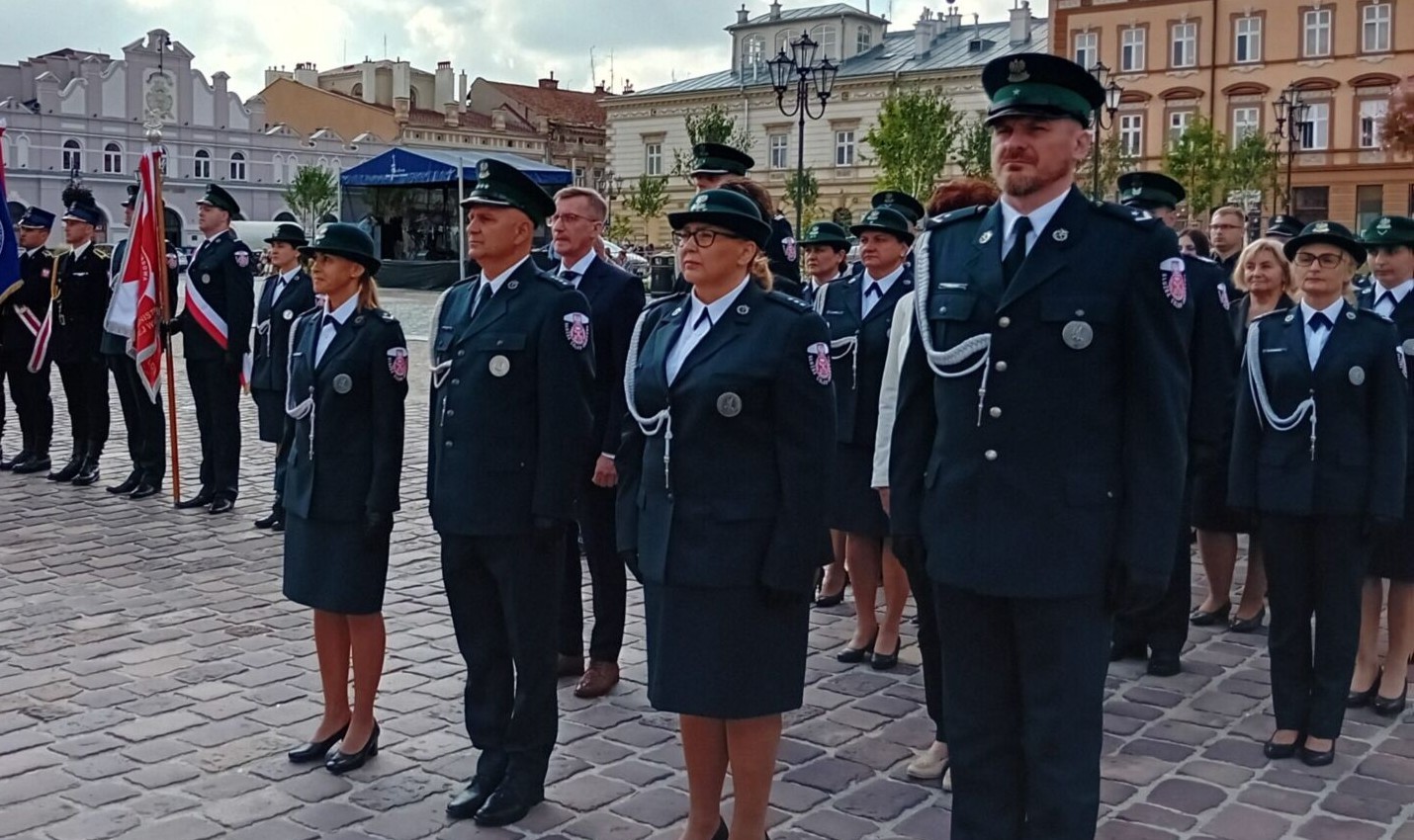 Uroczystości Dnia Krajowej Administracji Skarbowej w Rzeszowie. Zmiany w organizacji ruchu 8 - Polskie Radio Rzeszów Uroczystości Dnia Krajowej Administracji Skarbowej w Rzeszowie. Zmiany w organizacji ruchu